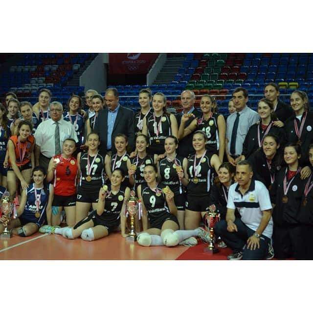 VakıfBank SKさんのインスタグラム写真 - (VakıfBank SKInstagram)「Onceki zamanlardan kalanlar.. Takimimizin genc yildizlari bi basariya daha imza atmisti👏 Nostaljiden ilerleyelim dedik..」11月29日 4時17分 - vakifbank1986