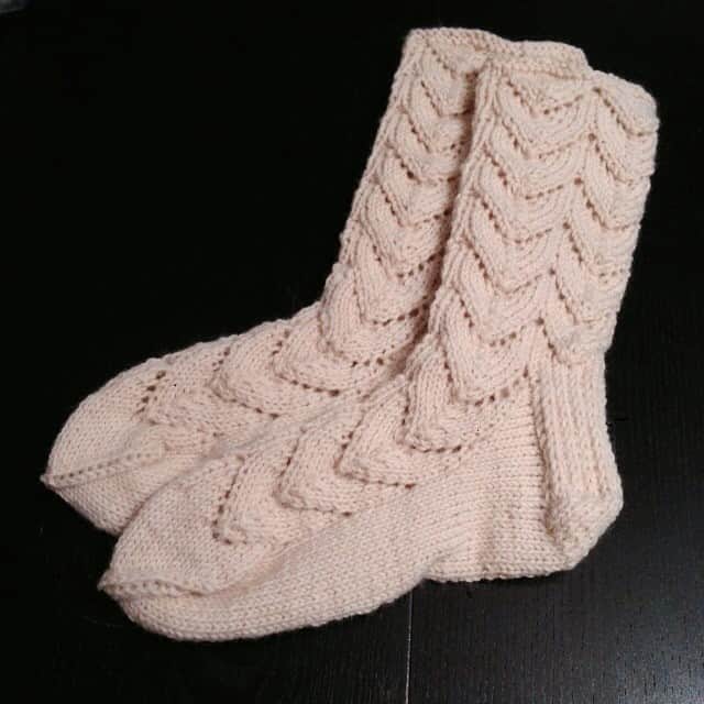 のインスタグラム：「久しぶりの靴下👣 #手編み靴下 #三國万里子」