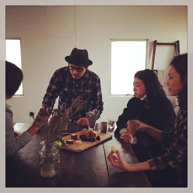 志摩有子さんのインスタグラム写真 - (志摩有子Instagram)「昨日のひとこま。長丁場の撮影には糖分とカフェインとおしゃべりが必須です。 #CLASSY #magazine #break #hairEIJI #makeMiwko」11月29日 9時59分 - ariko418