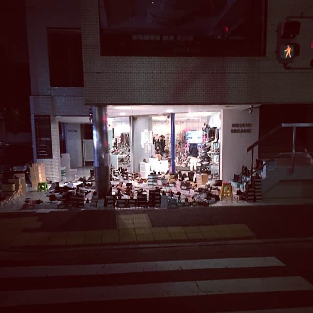 中村勇吾のインスタグラム：「いつも不思議に思う深夜営業の靴屋さん。午前2時にブーツ試着してる人がいた。」