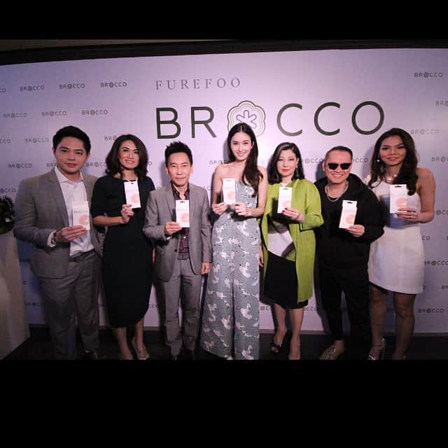 のインスタグラム：「ขอขอบพระคุณ พี่แป๋ม พี่กบ ป้าตือ พี่เจนนี่ หมอเส และแม่นะคะ wouldn't this happend without you peoples:)))))」