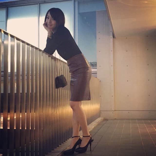 佐藤かよさんのインスタグラム写真 - (佐藤かよInstagram)「DurasAmbientのレザータイトスカートは最近のお気に入り（＾ω＾） #DurasAmbient  #skirt」11月6日 18時40分 - satokayo1226