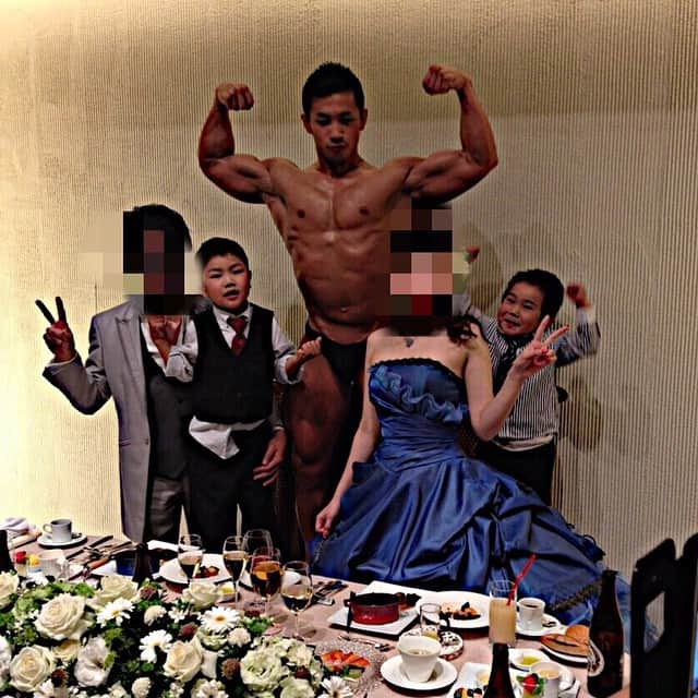 のインスタグラム：「筋肉は子供にも人気！！ #結婚式#余興#ボディビル#子供が大はしゃぎ#筋肉は子供にもモテる#ダブルバイセプス#余興担当#地元#残り者は私だけ#wedding#performance#bodybuilding #kidsbodybuilder#doublebiceps#fitness #workout #training #muscle #motivation #instagramfitness」