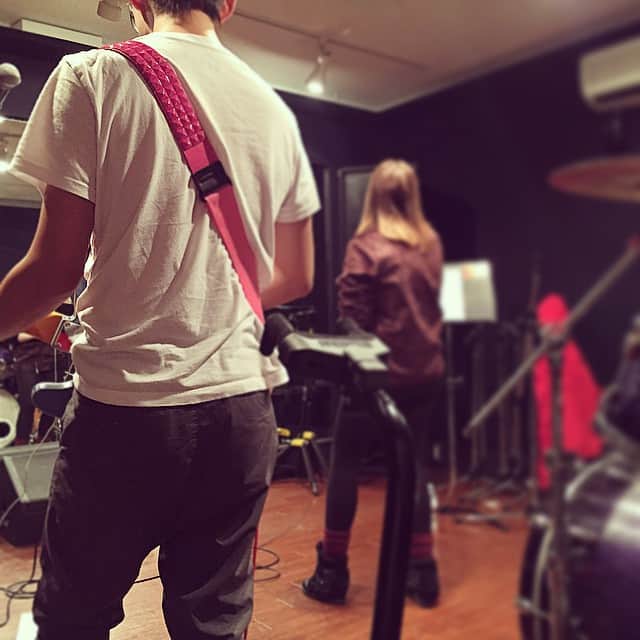 井上ジョーのインスタグラム：「🎸🎸🎸」