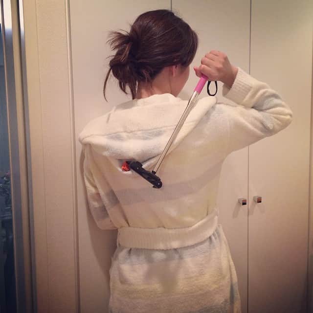 笛木優子のインスタグラム：「セルカボン、ゲーーーツ！！ 使い方合ってる？？ 背中かゆい😜📷💙」