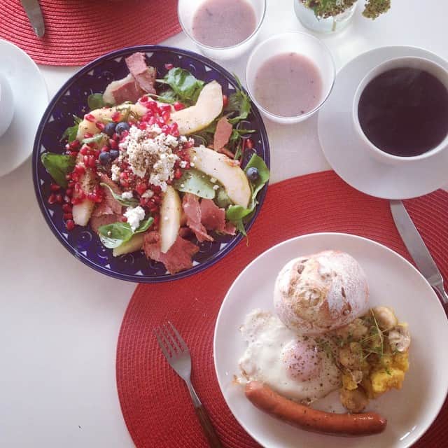 村上萌さんのインスタグラム写真 - (村上萌Instagram)「洋ナシとザクロのハーブサラダにパンとか。ピンクの甘酒もそろそろホットの季節♫ #E朝」11月12日 8時28分 - moemurakami_