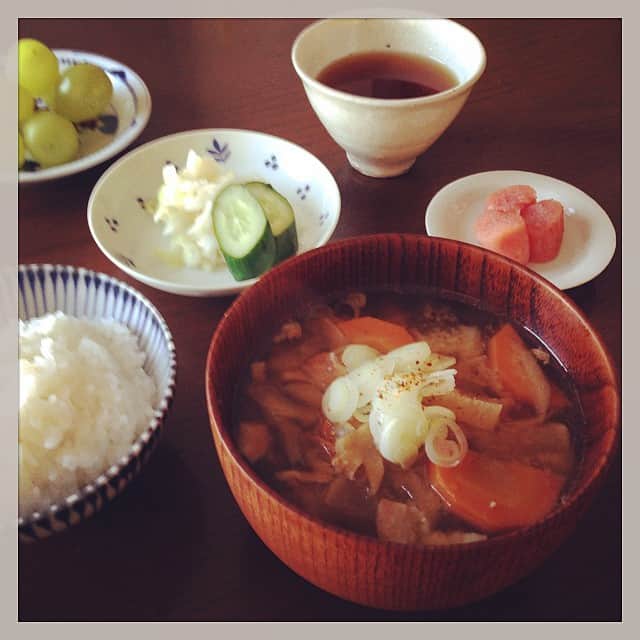 志摩有子さんのインスタグラム写真 - (志摩有子Instagram)「気持ちよく晴れた今朝はたっぷりの豚汁定食。よく漬かったキャベツのお漬物も。具材は大きめに切って食べ応えアップ。 #goodmorning #朝食 #豚汁 #温まっていってらっしゃい」11月13日 8時15分 - ariko418