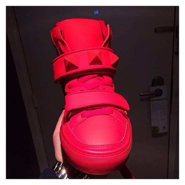ジャコモレッリのインスタグラム：「She's back! 🔴🔴🔴 #giacomorelli #rubber #red #sneakers #comeback」