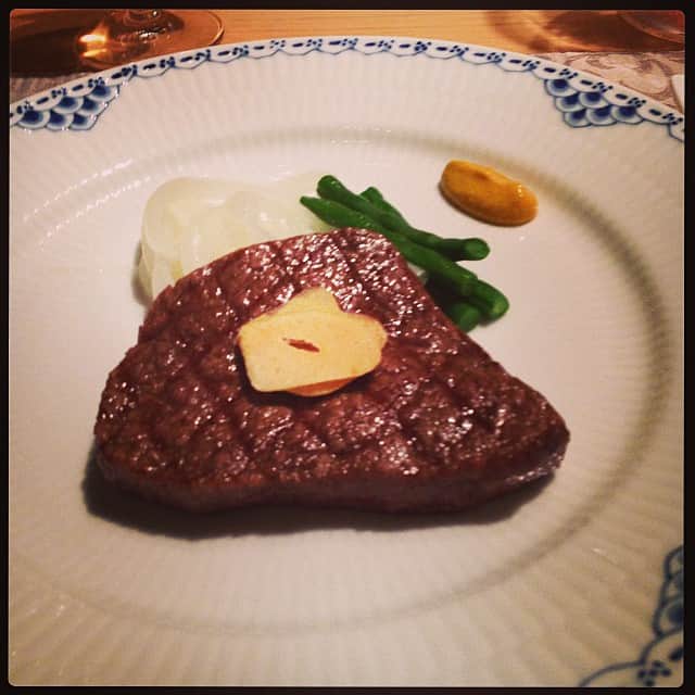 志摩有子さんのインスタグラム写真 - (志摩有子Instagram)「主役登場。しっとりヒレ肉♡ #annversary #dinner  #steak」11月15日 22時09分 - ariko418