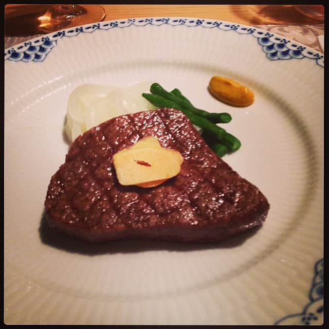 のインスタグラム：「主役登場。しっとりヒレ肉♡ #annversary #dinner  #steak」