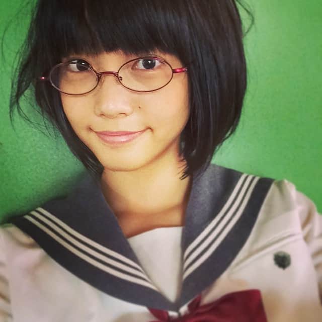 中川可菜さんのインスタグラム写真 - (中川可菜Instagram)「映画の中では、こんな微笑みはないです（笑）余裕ないくらい…必死で生き残ろうとしています🐭 あ、花岡さんは赤眼鏡を掛けておりまする👓 #オフショット #花岡 #メガネキャラ #神さまの言うとおり」11月16日 16時45分 - nakagawa_kana