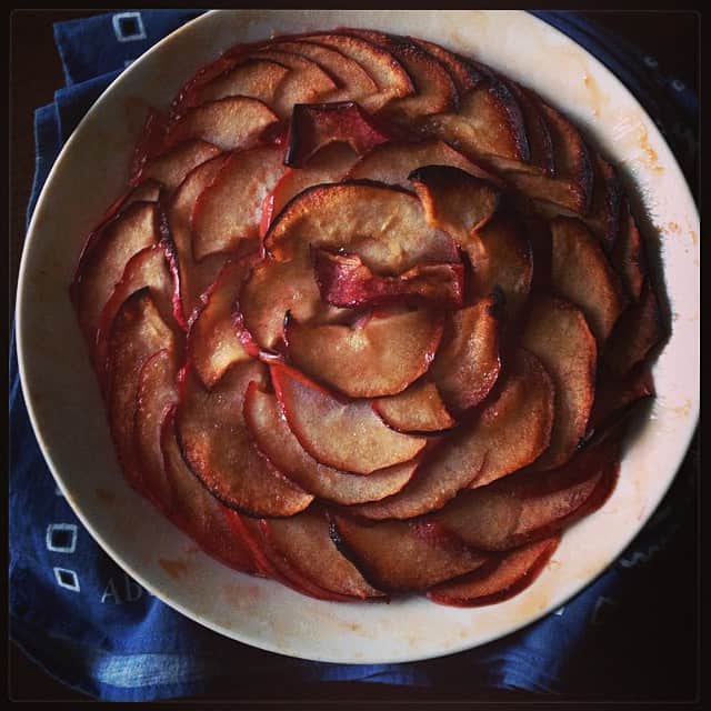 のインスタグラム：「日曜日にうちにいるとおやつを作りたくなる。紅玉をスライスして皿に敷きつめ、バターときび砂糖、シナモンを練って表面に塗りつけてオーブンで焼いた簡単焼き林檎🍎受験生とその父にはバニラアイスを添えて。 #sunday #おやつ #apple #紅玉 #林檎」
