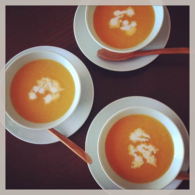 志摩有子さんのインスタグラム写真 - (志摩有子Instagram)「寒くなってきたので人参のポタージュを作りました。玉ねぎと一緒にじっくり炒めてお米でとろみを。バーミックスがあれば簡単。 #sunday #lunch #soup」11月16日 13時28分 - ariko418