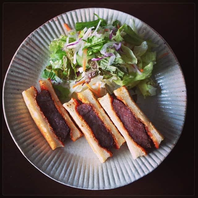 のインスタグラム：「昨日のお土産のステーキサンドどーん。 #sunday #lunch #steak  #sandwich」