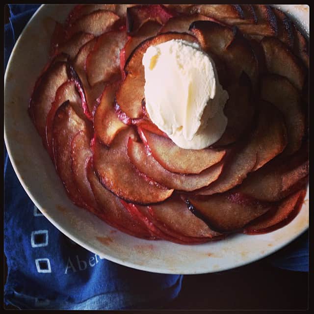のインスタグラム：「バニラアイスをのせたらこんな感じに🍎 バニラアイスと一緒のほうがやっぱり美味しいかな。 #sweets #apple #林檎」
