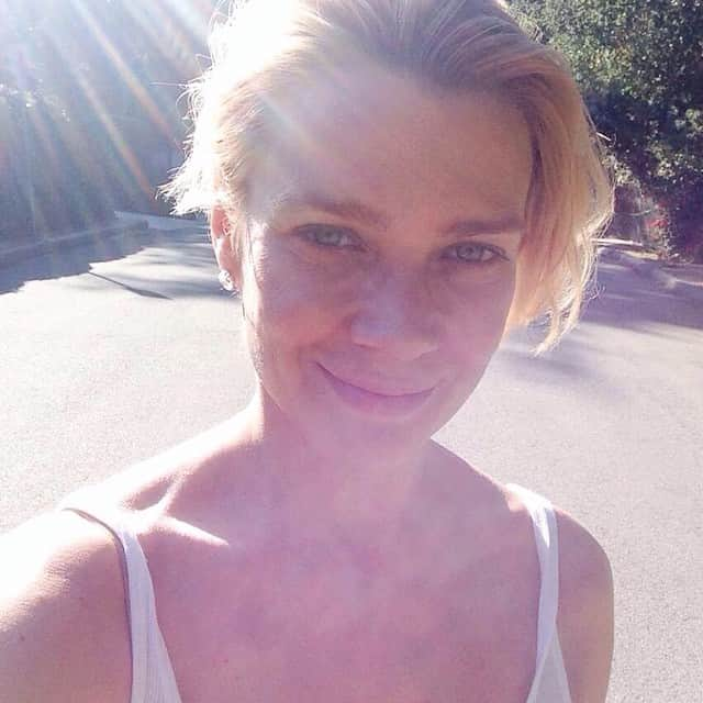 ローリー・ホールデンのインスタグラム：「Happy Sunday! Love My morning hikes... #selfiesunday」