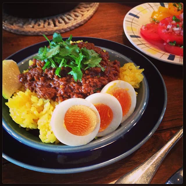 のインスタグラム：「まかないタイム♡ スパイスたっぷりのキーマカレー。パクチーにレモンを搾って頂きます。美味！ #lunch #まかない #curry #パクチーマニア」