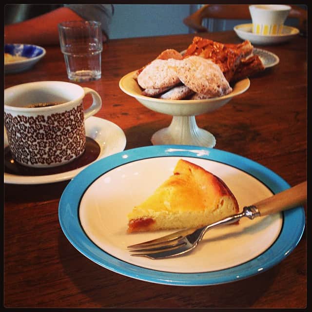 志摩有子さんのインスタグラム写真 - (志摩有子Instagram)「デザートも♡ お疲れさまのコーヒータイム。キャラメルアップルのチーズケーキ。 #sweets  #break #coffeetime」11月18日 14時39分 - ariko418
