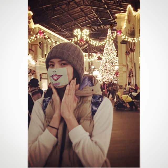 小泉深雪のインスタグラム：「せっかくマスク買ったけど久しぶりの人混みで若干喉いがいが。風邪？嫌ーっ！#ちゃんと手洗いうがいしてたのにー涙#Maleficent#tokyodisneyland」
