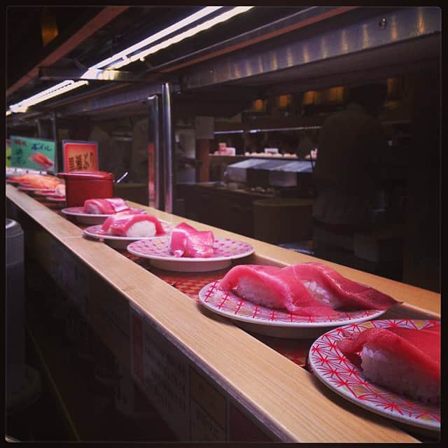 志摩有子さんのインスタグラム写真 - (志摩有子Instagram)「仕事が長引き、晩ごはんが作れないので、家族3人落ち合って廻るお寿司🌀🍣 さっと食べられてお腹いっぱい！ #晩ごはん #回転寿し #食べ終わるまで30分」11月18日 21時05分 - ariko418