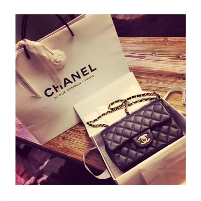 丸林広奈さんのインスタグラム写真 - (丸林広奈Instagram)「そしてずっと憧れてたCHANELのbag。今までと、これからの自分へのご褒美として😢 ココシャネルのような芯の強いしなやかな女性になれますように。#chanel #2015c #cocochanel #31ruecambon」11月21日 8時51分 - hironamarubayashi