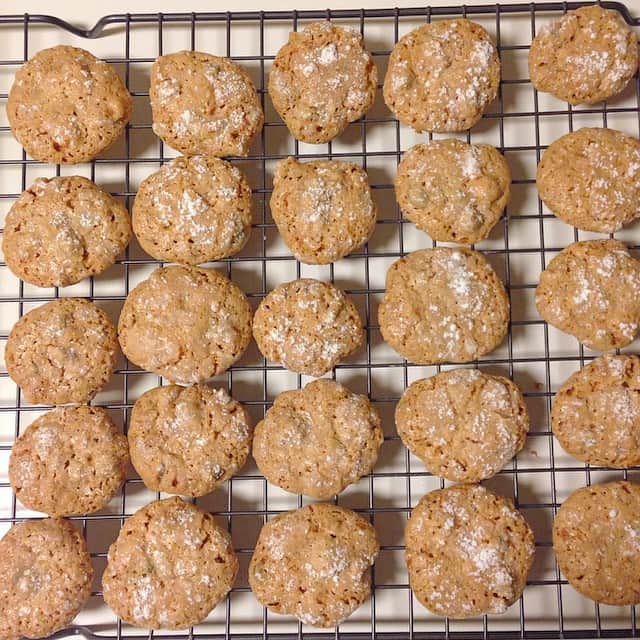 のインスタグラム：「焼き菓子月間？！ 配合の微調整で試作→食べるの繰り返し。顔に吹き出ものがヒドイ！  ナッツ入りカリカリクッキー（クロッカン）はようやく完成しました♪」