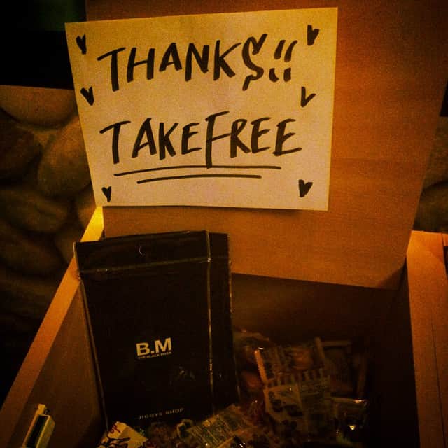 SU STAFFのインスタグラム：「ラストブラックマンチー、始まりました。今日はフードがおやすみなので代わりにお菓子食べてねー！先着でTシャツプレゼント中。お菓子の箱に黒マスクも入ってます。お待ちしてます！！」
