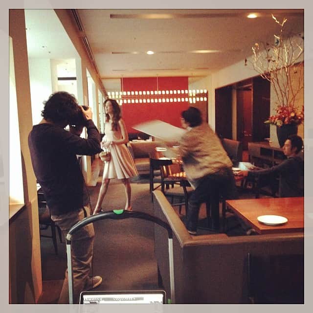 志摩有子さんのインスタグラム写真 - (志摩有子Instagram)「雨天だから室内ロケでよかった♡ エイジ君の安定手動ファンも絶好調。 #CLASSY #magazine  #shooting #hairEIJI」11月25日 9時32分 - ariko418