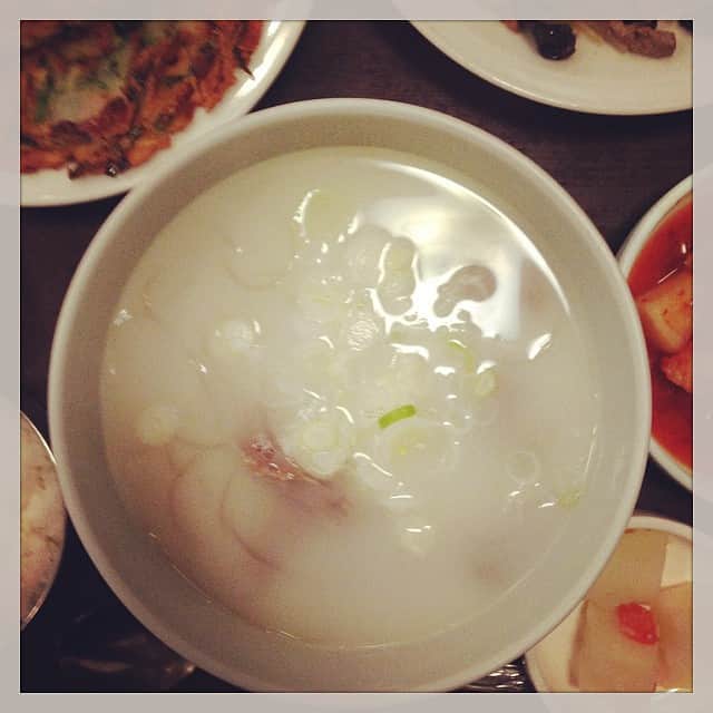 志摩有子さんのインスタグラム写真 - (志摩有子Instagram)「ソルロンタンで早めのランチ。温かいスープがでじんわり。  #ロケごはん #24時間営業  #まえだまえだに遭遇 #盗撮しないで #ポストもしないで」11月25日 11時27分 - ariko418