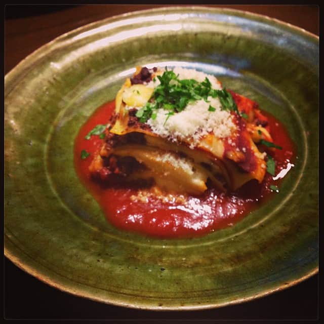 志摩有子さんのインスタグラム写真 - (志摩有子Instagram)「ラザニアも。トマトソースを添えるとジューシーな仕上がりに。寒くなるとオーブン料理の温かさが嬉しい。 #晩ごはん」12月20日 22時02分 - ariko418