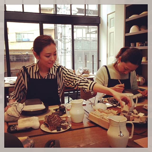 志摩有子さんのインスタグラム写真 - (志摩有子Instagram)「またしても陶芸に来ました。初挑戦のふたり。真剣！ #sunday #陶芸」12月21日 15時41分 - ariko418