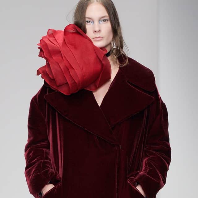 ジョンロシャのインスタグラム：「CATWALK: #AW14 look 18, red velvet coat, rose on choker, model #IrinaKulikova at @imgmodels #JohnRocha #fashion #catwalk #model #rtw #collection #instafashion」