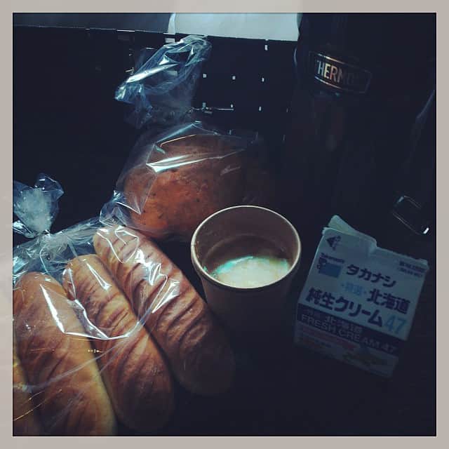 志摩有子さんのインスタグラム写真 - (志摩有子Instagram)「ロケバスメイクで焼きたてパンとスープで朝ごはん。ここに来たら必ず購入するミルクスティック。人参スープとも相性上々。 #goodmorning #VERY #magazine  #shooting #スープストックアリコ」12月22日 8時45分 - ariko418