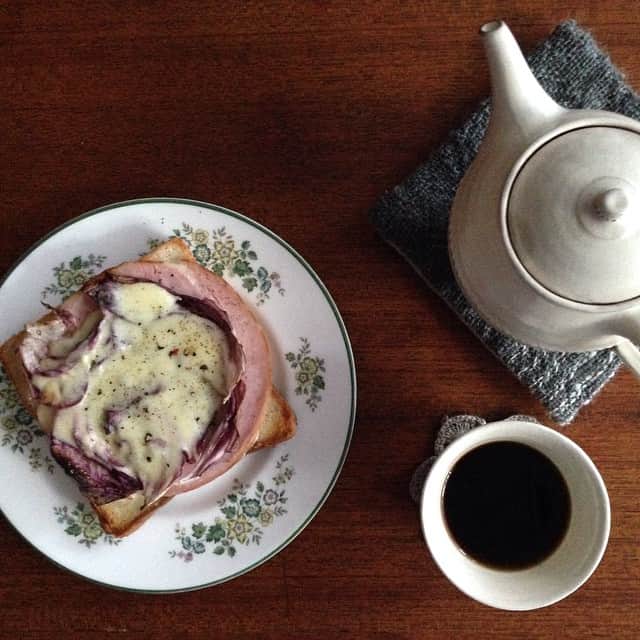 のインスタグラム：「掃除洗濯、そしてだらだら。小腹が空いてハムチーズトーストとコーヒー。」