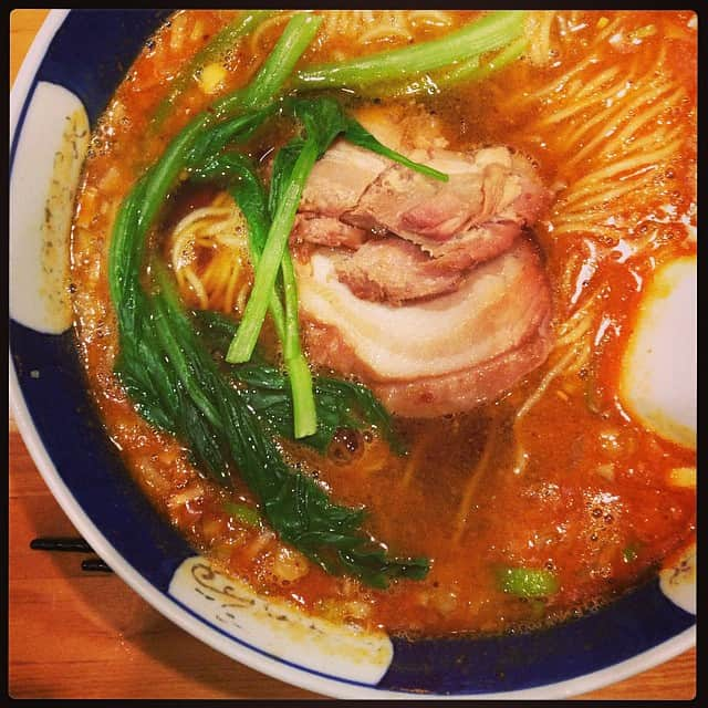 志摩有子さんのインスタグラム写真 - (志摩有子Instagram)「そして、はしごで坦々麺。 #坦々麺 #今日は溜池店 #お土産に焼売とバンバンジーソースも購入 #お店を出たら首相官邸」12月1日 21時37分 - ariko418