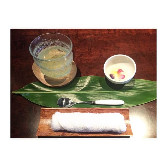 蛯原友里さんのインスタグラム写真 - (蛯原友里Instagram)「沖縄の月桃のハーブティー頂きます✨ ポリフェノールが赤ワインの34倍あるんだって！ #月桃#herb#tea」12月2日 18時55分 - yuri_ebihara