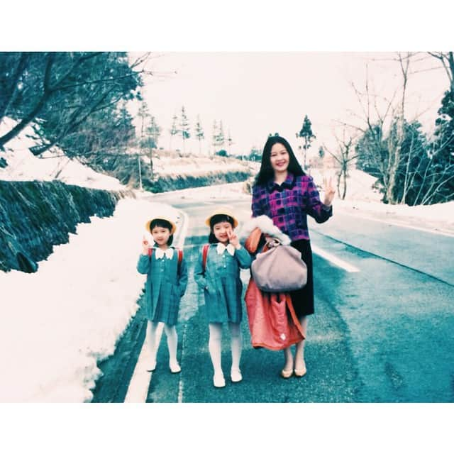 ソンイさんのインスタグラム写真 - (ソンイInstagram)「When I was 7 years old👧❄️ 小学校の入学式帰り🎒❤️私は左だよ👭 #実家引越しで整理 #引越しあるある #雪国 #新潟県栃尾 #田舎 #学校は山の上 #行きは鬼の坂道 #帰りは走ると脚絡まって転ぶ #双子 #家族写真 #1996 #ピカピカの1年生」12月3日 21時07分 - sunwei1013