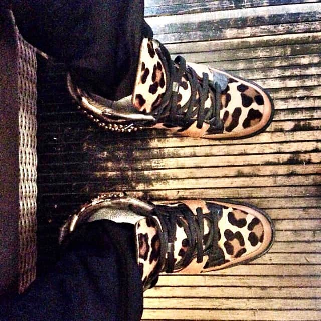 ジャコモレッリのインスタグラム：「@alessandromengozzi BACK in #leopard 💣👊🐯 #giacomorelli #leopard #sneakers #comeback #staytuned」