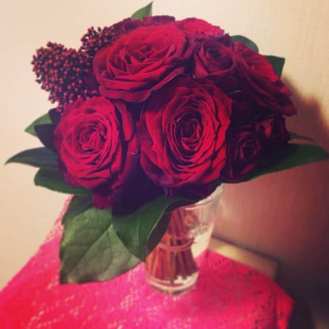 佐藤美希さんのインスタグラム写真 - (佐藤美希Instagram)「いただいた薔薇。花ひとつあるだけで部屋の雰囲気が変わる！ #rose #red #flower #room」12月5日 22時17分 - satomiki0626