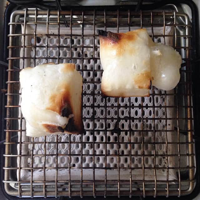 のインスタグラム：「お醤油つけて海苔巻いて♪」