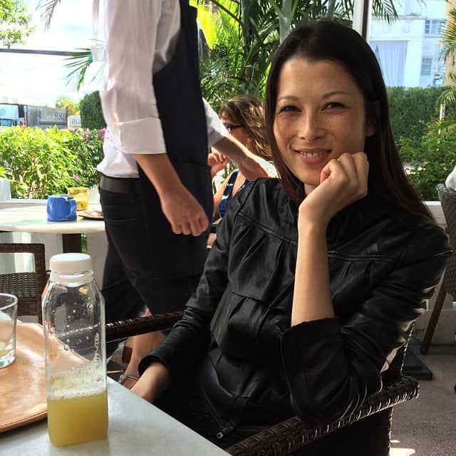 松山智一のインスタグラム：「Catching up with Angela Reynolds for a morning coffee.  まさかのまさかアンジェラとマイアミで。 #friendfromtokyo #artBasel」