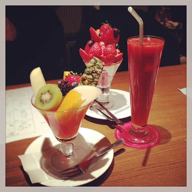志摩有子さんのインスタグラム写真 - (志摩有子Instagram)「久々に果樹園で打ち合わせ。相変わらずフルーツモリモリの暴れん坊加減すごい😲😲私はあっさりフルーツポンチ♡ #それでもモリモリ #ビタミン補給 #まちゃ安心して」12月9日 16時23分 - ariko418