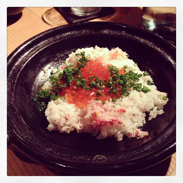 志摩有子さんのインスタグラム写真 - (志摩有子Instagram)「蟹とイクラの土鍋焼きごはん。これが食べたくて連れてきてもらったみたいなもの。 #締めごはん #タレをかけてジュージュー焼き付ける香りやばすぎ #名物」12月9日 22時28分 - ariko418