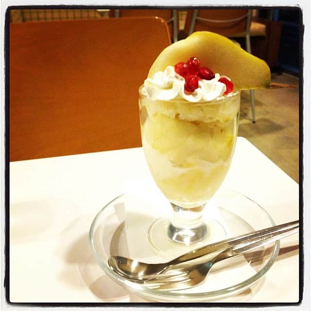 志摩有子さんのインスタグラム写真 - (志摩有子Instagram)「ラ・フランスのパフェでビタミン補給。濃厚で香り高い絶品♡ #break #フルーツそのまま」12月10日 17時14分 - ariko418