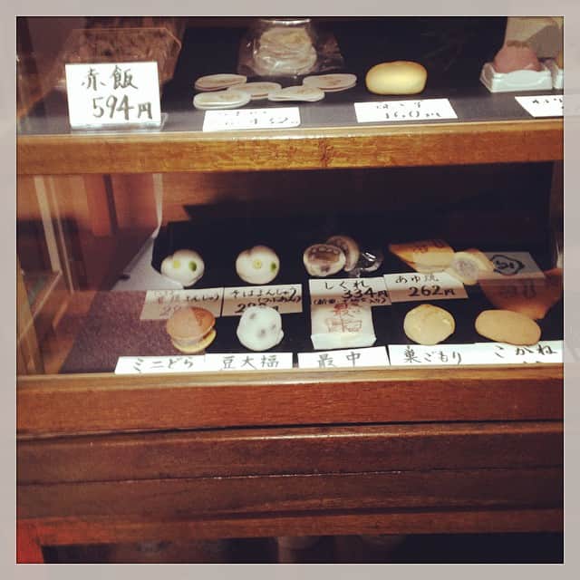 志摩有子さんのインスタグラム写真 - (志摩有子Instagram)「撮影が無事に終わって打ち合わせに。手土産を調達しに青山紅谷。いつのまにか路面から9階に移転していてびっくり。ここのミニどらは可愛くて美味しい。  #和菓子 #手土産 #名物 #豆大福も絶品」12月10日 12時22分 - ariko418