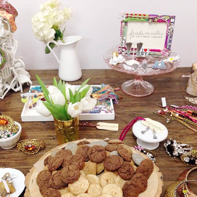 フリーダ＆ネリーのインスタグラム：「#friedaandnellie #donnicharm and @miniandmelanie #sweettreats earlier this evening 😊😍😘!」