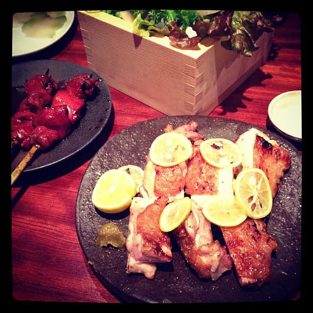 志摩有子さんのインスタグラム写真 - (志摩有子Instagram)「今夜は焼き鳥に野菜たっぷり。 #晩ごはん #焼き鳥 #比内鶏」12月10日 21時35分 - ariko418