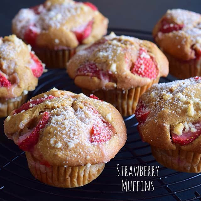 mamiさんのインスタグラム写真 - (mamiInstagram)「．．2014 / 12 / 11 ． ． ． Strawberry tiramisu muffin ． 『 🍓いちごティラミスのマフィン 』 ． ． ． ． #デイリーズマフィン の本から ． いちごティラミスマフィンを作ってみました ． ． ． ウフ♡中に苺のマスカルポーネが入ってる ． 食べるの楽しみ ♬ ． ． ． ．」12月11日 10時43分 - maca_ron5