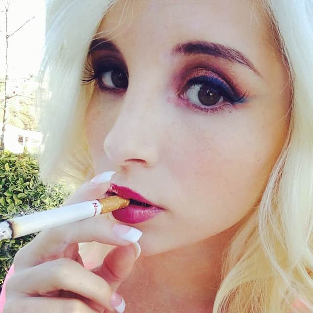 パイパー・ペリさんのインスタグラム写真 - (パイパー・ペリInstagram)「#Dollface I make smoking look glamorous lol. #bigbrowneyes #pinklips #kissable #classic #blonde #smoking #malibu #beautiful」12月12日 1時05分 - piper_perri