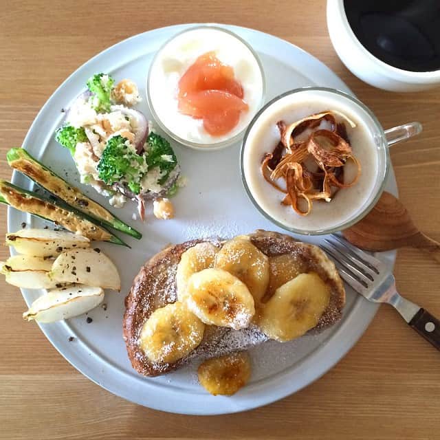 山崎佳のインスタグラム：「Today's breakfast. French toast, Burdock Soup. ごぼうのポタージュ、おからのサラダ、おくらのマヨネーズ焼き、焼きかぶ、フレンチトースト。」